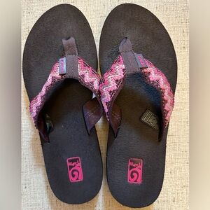 Teva Women’s Mush II flip flops. Super cushy & only worn two times!